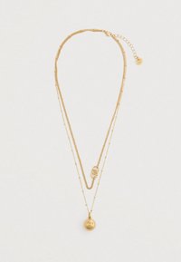 Guldlaget halskæde med to delikate kæder, en lille oval vedhæng på den øverste kæde og et rundt vedhæng på den nederste kæde.