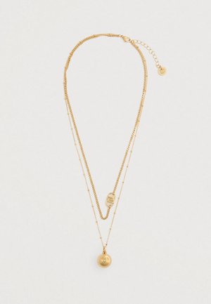 Collana in oro con due catene delicate, un piccolo pendente ovale sulla catena superiore e un pendente rotondo sulla catena inferiore.