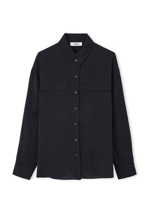 Zwarte longsleeve shirt van soepel stof, met een klassieke kraag, knoopsluiting aan de voorkant en twee borstzakken.