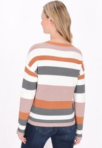 Maglione a righe in nuances di corallo, grigio e bianco. Realizzato con una trama a costine e una vestibilità comoda. Collo rotondo.
