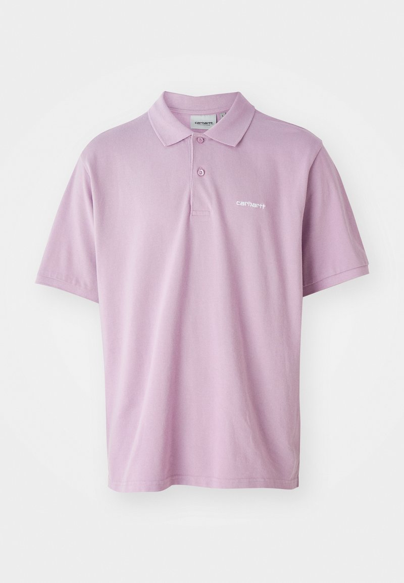 Polo shirt violet clair avec un plastron à trois boutons, des manches courtes et un petit logo brodé blanc sur la poitrine. Matière en coton.