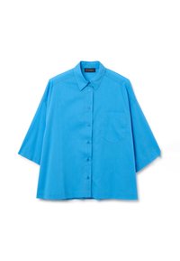 Camisa de botón de manga corta en cian, hecha de un tejido ligero, con un cuello puntiagudo y un bolsillo en el lado izquierdo del pecho.