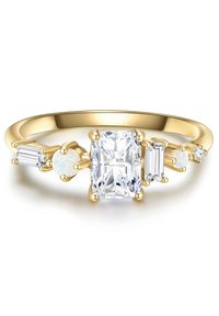 Złoty pierścionek z centralnym prostokątnym, przezroczystym kamieniem, otoczonym mniejszymi prostokątnymi i okrągłymi kamieniami oraz akcentami z opalu. Gładkie wykończenie.