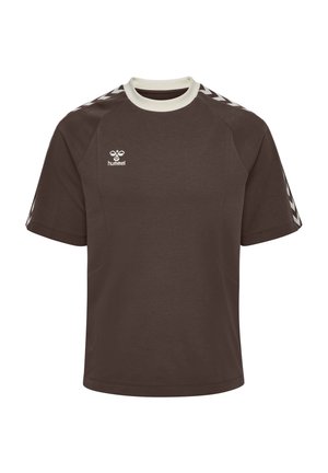 Brązowa sportowa koszulka z krótkim rękawem, białym okrągłym dekoltem, białymi paskami w kształcie szewronu na ramionach oraz małym białym logo Hummel na piersi.