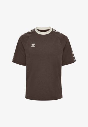 Brązowa sportowa koszulka z krótkim rękawem, białym okrągłym dekoltem, białymi paskami w kształcie szewronu na ramionach oraz małym białym logo Hummel na piersi.