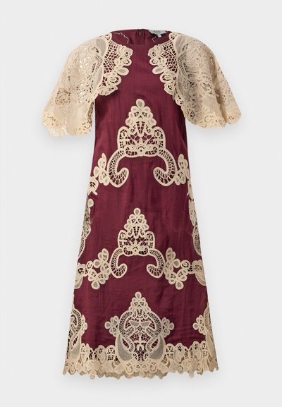 Vestido bordô com intrincados detalhes em renda bege, mangas curtas em capa e padrões florais, apresentando um decote redondo e um corte até ao joelho.