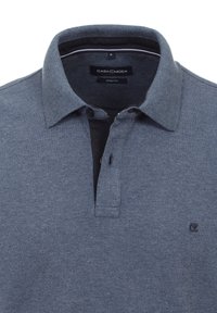 Blauwe polo met een textuurstof, voorzien van een kraag, een knoopsluiting met drie knopen en een subtiel logo op de borst.