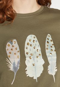 ONLY ONLKITA LIFE FEATHERS - Marškinėliai su spaudiniu - kalamata