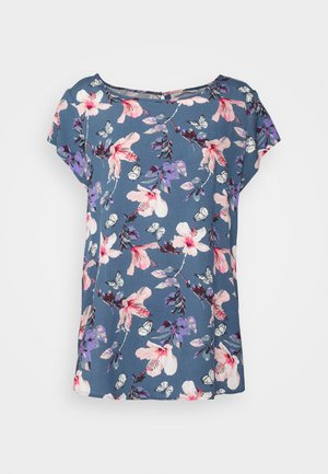 Camisa de manga curta floral em tecido azul, com flores e borboletas rosas e roxas, com um corte solto e decote redondo.