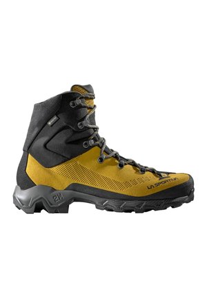 Scarponcino da trekking alto giallo e nero con suola robusta, occhielli metallici, lacci e etichetta in tessuto Gore-Tex sul lato.