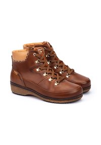 Bottines en cuir marron avec accessoires en or, design à lacets, col rembourré, panneaux latéraux texturés et semelle en liège naturel.