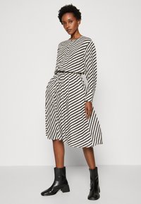 Tommy Hilfiger ZIGZAG WAISTED MIDI DRESS - Haljina-majica - white