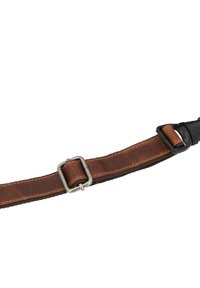 Cintura in pelle marrone con fibbia in metallo argentato, caratterizzata da una superficie testurizzata e cuciture a contrasto. Progettata per durabilità e stile.