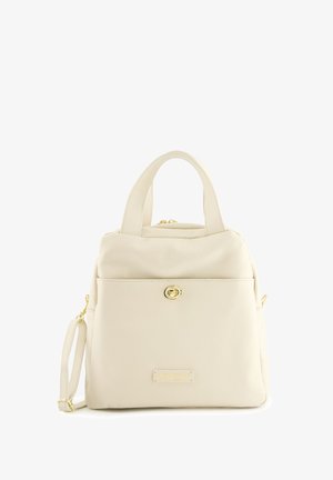 Kremowy skórzany plecak o gładkiej teksturze, złotym okuć, przedniej kieszeni i podwójnych uchwytach. Posiada odpinany pasek na ramię.