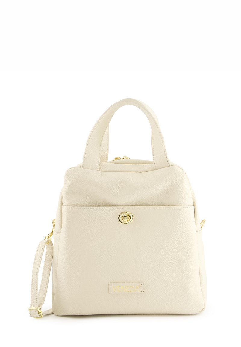 Cremfarbene Leder-Rucksack mit glatter Textur, goldenen Beschlägen, einer Vorderasche und zwei Griffen. Verfügt über einen abnehmbaren Schultergurt.