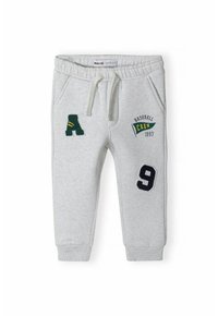 Graue Sweatpants mit elastischem Bund, versehen mit grünen und marineblauen gestickten Akzenten, darunter Buchstaben und Zahlen, sowie Seitentaschen.
