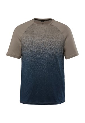 Koszulka z krótkim rękawem z gradientowym wzorem przechodzącym od jasnego beżu do ciemnego niebieskiego, posiadająca gładką teksturę i rękawy raglanowe.