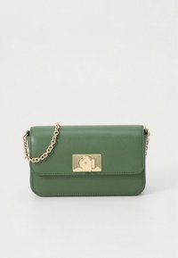 Zelená kožená kabelka s textúrou a zlatým reťazovým popruhom so zapínaním na zámok, s obdĺžnikovým tvarom a minimalistickým dizajnom.