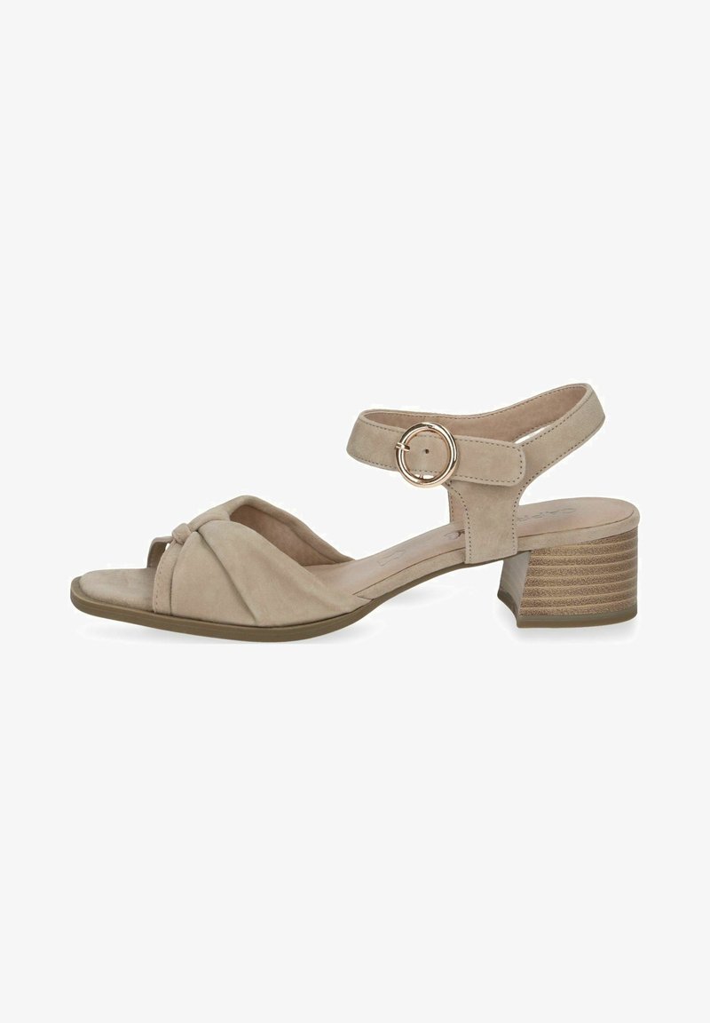 Sandale ouverte en daim beige avec design noué à l'avant, bride de cheville ajustable avec boucle ronde, et petit talon bloc texturé.