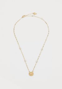 Gouden ketting met een schelppendant met ribbels, verfraaid met kleine, ronde, heldere edelstenen die langs de ketting zijn verspreid.