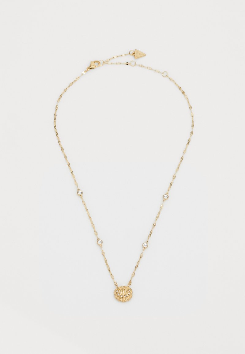 Gouden ketting met een schelppendant met ribbels, verfraaid met kleine, ronde, heldere edelstenen die langs de ketting zijn verspreid.