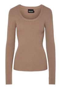 Pull en maille côtelée à manches longues beige avec un col rond et une silhouette cintrée, étiqueté avec le nom de la marque Pieces.