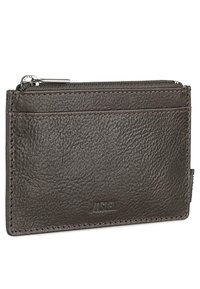 Cartera de cuero marrón con superficie texturizada, que cuenta con un compartimento con cremallera y ranuras para tarjetas, terminada con costuras en contraste.