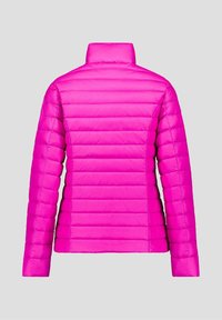 Giacca imbottita di un rosa brillante con collo alto. Presenta pannelli trapuntati orizzontali, maniche lunghe e una finitura liscia e lucida.