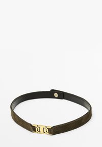 Ceinture en suède vert olive avec une boucle en métal doré affichant un design géométrique entrelacé, complétée par un dos en cuir noir.