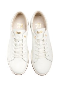 Białe skórzane sneakersy o gładkiej fakturze, z złotymi akcentami na języku i logo. Standardowy fason na sznurówki i zaokrąglony czubek.