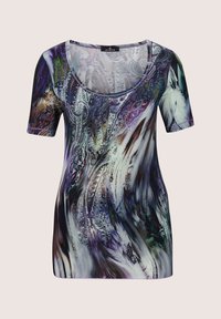 Mehrfarbiges T-Shirt mit kurzen Ärmeln und Rundhalsausschnitt. Der Stoff hat ein fließendes, abstraktes Muster in Violett-, Schwarz- und Weißtönen.