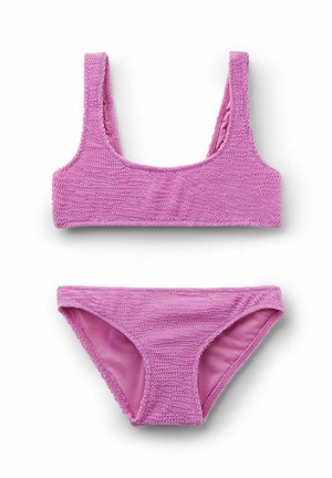 To-delt struktureret lyserød bikini med en scoop-hals top og matchende midt-rise underdele på en hvid baggrund.