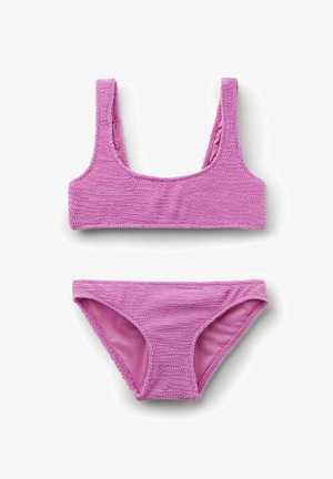 To-delt struktureret lyserød bikini med en scoop-hals top og matchende midt-rise underdele på en hvid baggrund.