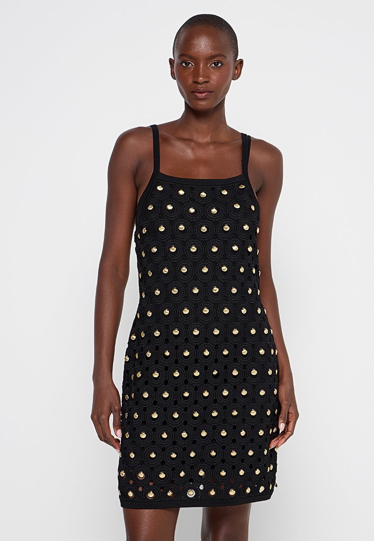 Schwarzes Spitzenkleid mit runden goldenen Akzenten, ärmelloses Design und figurbetontem Schnitt. Besitzt einen quadratischen Ausschnitt und zarte Textur.