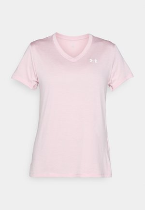 Soe roosa V-kaelusega T-särk lühikeste varrukatega, valmistatud pehmest kangast, millel on väike valge logo vasakul ülanurgas.