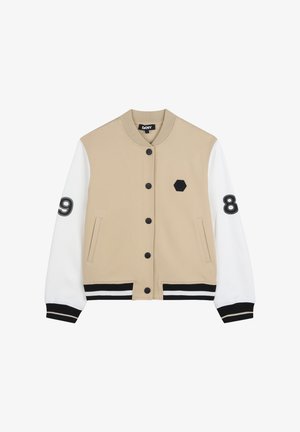 Veste universitaire beige et blanche avec boutons noirs, poignets et ourlet côtelés rayés noirs et blancs, logo hexagonal sur la poitrine, numéros 9 et 8 sur les manches.