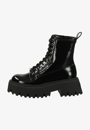 Stivale alla caviglia in vernice nera con lacci sul davanti, suola spessa nera con profonde scanalature e un comodo occhiello sul retro per facilitare l'indossamento.
