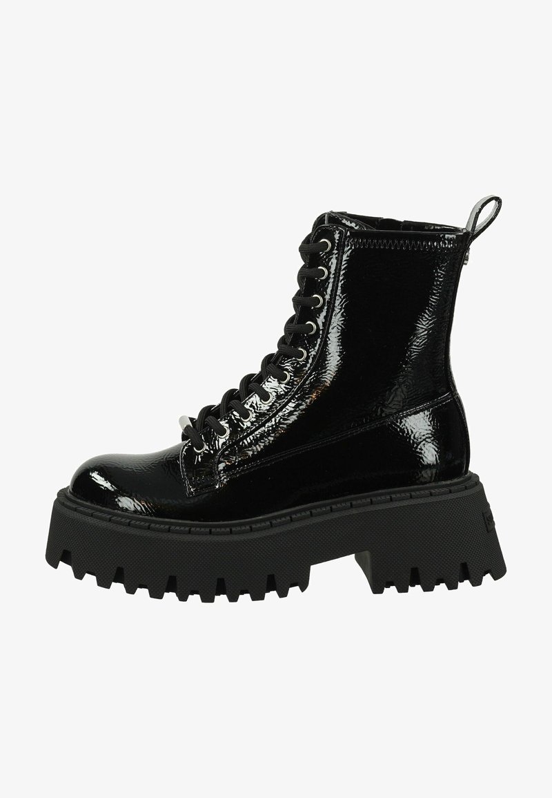 Botte chelsea en cuir verni noir avec un laçage à l'avant, semelle épaisse noire avec des crampons profonds, et une poignée à l'arrière pour un enfilage facile.