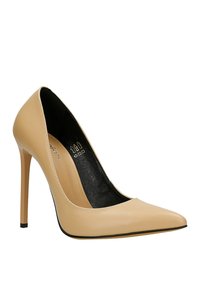 Béžový lodičkový podpatek vyrobený z hladkého materiálu, s špičatou špičkou a elegantním siluetou s kontrastní černou podrážkou.