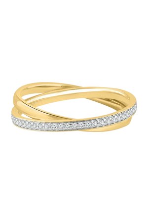 Due anelli d'oro intrecciati, uno semplice e uno impreziosito da piccoli diamanti bianchi, su sfondo bianco.