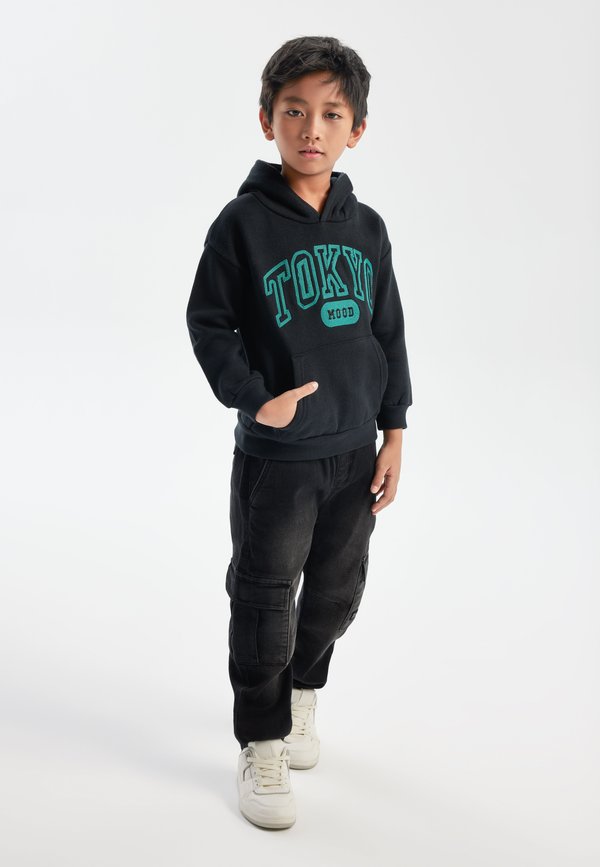 WITH BOUCLE APPLIQUE - Kapuzenpullover