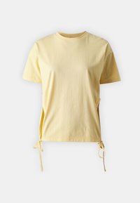Gelbes Baumwoll-T-Shirt mit kurzen Ärmeln, Rundhalsausschnitt und seitlichen Bindebändern für eine verstellbare Passform. Glatte Textur, lässiges Design.