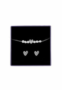 Collier en argent en forme de cœur avec des perles alternées et des accents de cœur gravés, accompagné de boucles d'oreilles en forme de cœur texturé assorties dans une boîte.