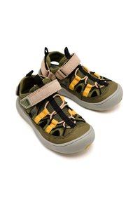 Sandali da esterno verdi con upper in rete, cinturini gialli e dettagli neri. Design leggero con cinturini in Velcro regolabili e suola grigia.