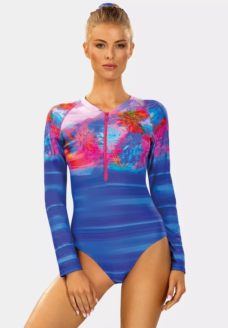 Jednoczęściowy strój kąpielowy z długim rękawem, w odcieniach niebieskiego z kwiatowym wzorem w odcieniach różu i pomarańczy, z pół zamkiem błyskawicznym i dopasowanym krojem.