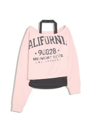 Pinkes, kurz geschnittenes Sweatshirt mit langen Ärmeln, schwarzem Text "California 90028 Midnight Blvd. Los Angeles" und schwarzem, mehrlagigem Stoff am Saum.