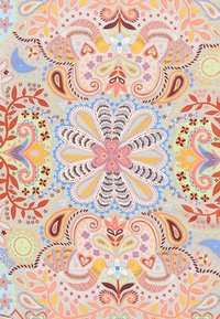Tessuto stampato con colori pastello e disegni intricati floreali e paisley, che includono cuori e foglie, su uno sfondo chiaro.