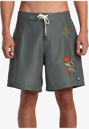 Shorts de bain gris avec des motifs floraux brodés en orange et vert, dotés d'une taille avec cordon de serrage et d'un devant plat.