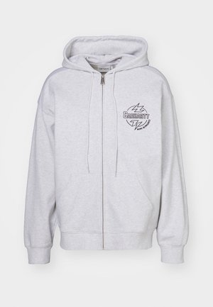 Pilkas zip-up džemperis su priekinėmis kišenėmis, reguliuojamomis raišteliais ir juodu logotipu, kuriame pavaizduoti žaibai kairėje krūtinės pusėje. Minkšta tekstūra.