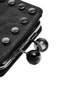 Czarny skórzany portfel z metalowymi ćwiekami, z metalowym zapięciem i akcentami w postaci marmurowych czarnych kul. Teksturowana powierzchnia z detalami przeszycia.